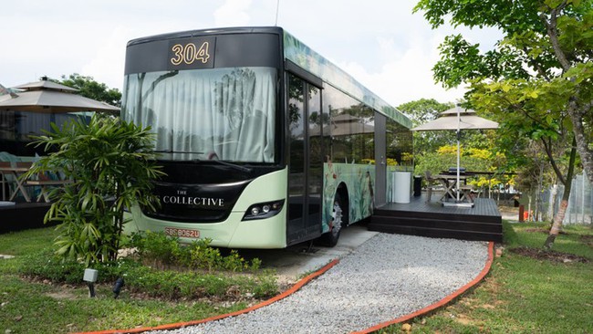 Khám phá khách sạn hạng sang làm từ những chiếc xe buýt tái sử dụng tại Singapore - Ảnh 1.