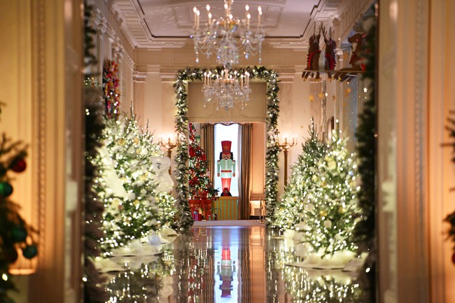 Nhà Trắng rộn ràng trong không khí lễ hội đón Giáng sinh  - Ảnh 1.