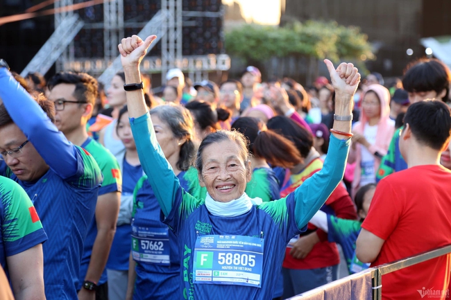 Cụ bà 83 tuổi ở Quảng Ninh mỗi ngày chạy 10km 'đều như vắt chanh', tuyên bố tuổi tác chỉ là con số - Ảnh 2.