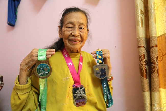 Cụ bà 83 tuổi ở Quảng Ninh mỗi ngày chạy 10km 'đều như vắt chanh', tuyên bố tuổi tác chỉ là con số - Ảnh 4.