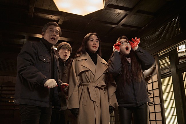 Phim Hàn 'Mỹ nhân đạo chích' của Uhm Jung Hwa cực giải trí tại rạp chiếu - Ảnh 2.