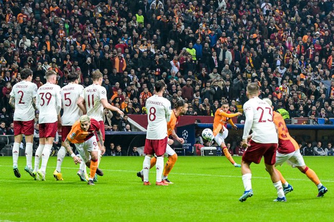 Vì sao VAR nên khước từ bàn thắng đầu tiên của Galatasaray vào lưới MU? - Ảnh 2.