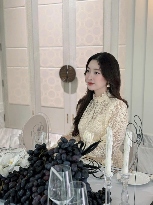Hoa hậu Đỗ Mỹ Linh khoe nhan sắc 'cực phẩm' sau sinh, bị chồng chủ tịch CLB vào 'bóc phốt' hóm hỉnh - Ảnh 3.