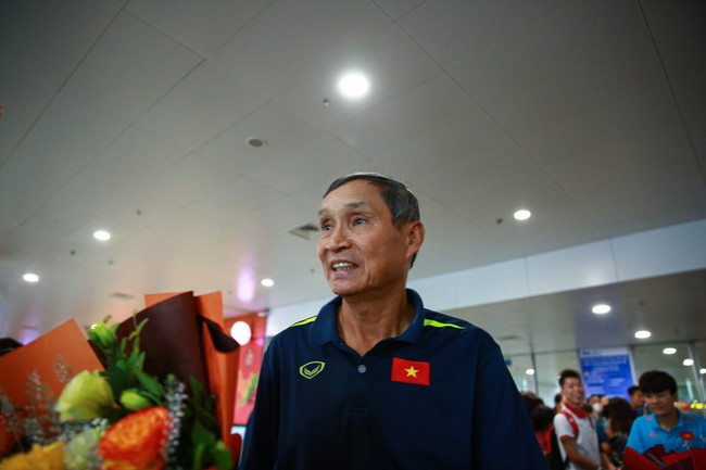 Tin nóng bóng đá Việt sáng 5/11: HLV Hà Tĩnh than phiền về trọng tài, Văn Hậu lỡ Asian Cup Cup 2023 - Ảnh 4.