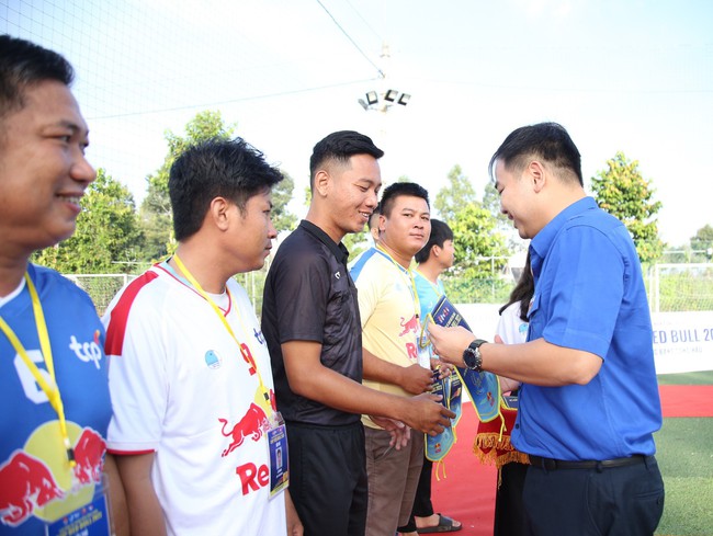 Khai mạc Giải bóng đá Thanh niên công nhân Cup Red Bull 2023 khu vực Đồng bằng Sông Hậu - Ảnh 4.