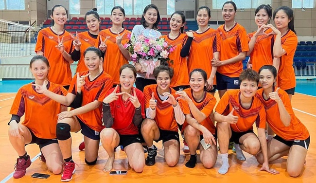 Đội bóng chuyền nữ Ngân hàng Công Thương được thưởng nóng 100 triệu đồng sau chiến thắng 3-1 trước TP HCM ở vòng 2 giải vô địch bóng chuyền Việt Nam 2023