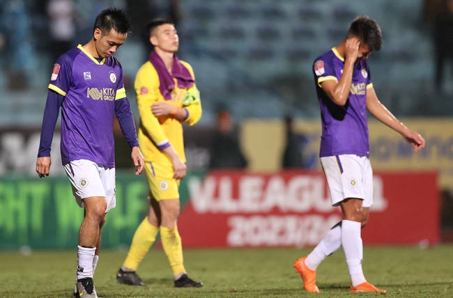 Trong cơn khủng hoảng, Hà Nội FC phải đối diện với lịch thi đấu 'cực nặng' - Ảnh 2.
