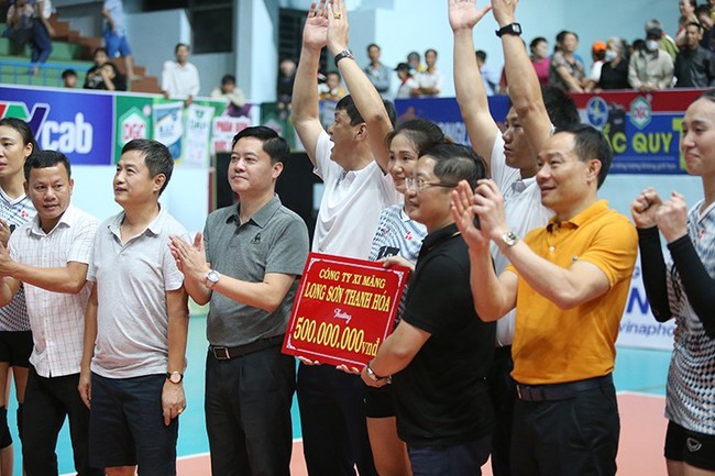 Đội bóng chuyền nữ Thanh Hóa được thưởng 500 triệu đồng sau chiến thắng trước Kinh Bắc Bắc Ninh. Ảnh: 24h