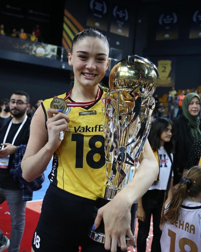 ĐT bóng chuyền nữ Việt Nam đối mặt ngôi sao số 1 Thổ Nhĩ Kỳ: Sở hữu chiều cao 1m97, vừa vô địch thế giới - Ảnh 2.