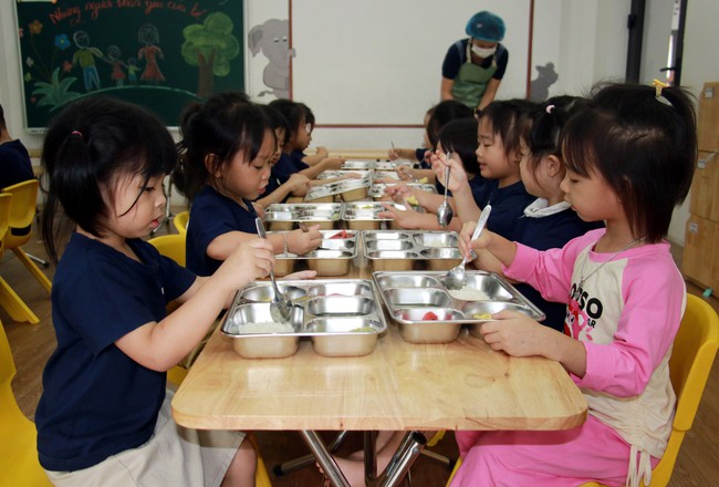 Kiểm tra, giám sát chất lượng bữa ăn bán trú cho học sinh - Ảnh 3.