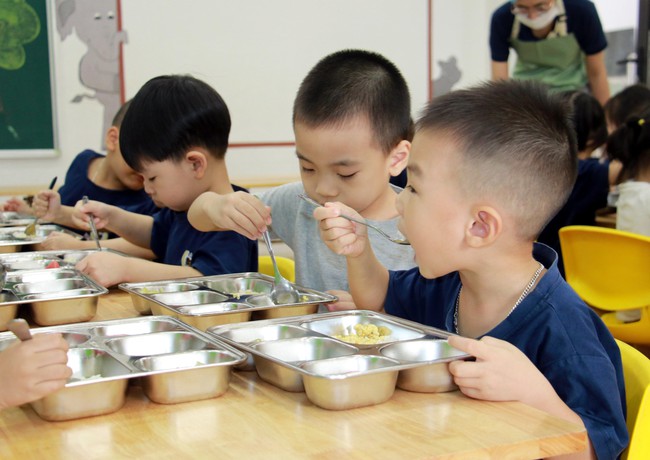 Kiểm tra, giám sát chất lượng bữa ăn bán trú cho học sinh - Ảnh 2.