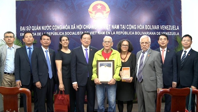 Trưởng Ban Nội chính Trung ương tham quan trưng bày ảnh của TTXVN về quan hệ Việt Nam - Venezuela - Ảnh 2.
