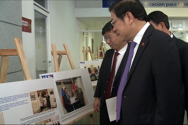 Trưởng Ban Nội chính Trung ương tham quan trưng bày ảnh của TTXVN về quan hệ Việt Nam - Venezuela - Ảnh 3.