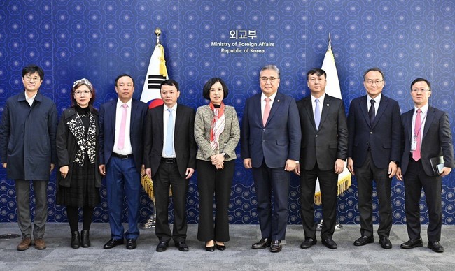 Tổng giám đốc TTXVN gặp Bộ trưởng Ngoại giao Hàn Quốc - Ảnh 4.