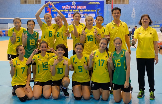 Trà My (đứng cạnh Kim Thoa số 14) là niềm hi vọng lớn của bóng chuyền nữ Việt Nam