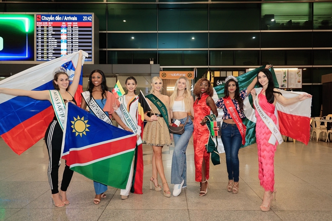 Dàn thí sinh Miss Earth 2023 rực rỡ với áo dài khi đến Việt Nam - Ảnh 8.