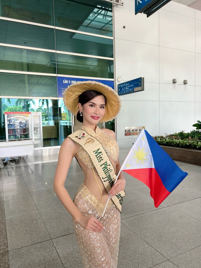 Dàn thí sinh Miss Earth 2023 rực rỡ với áo dài khi đến Việt Nam - Ảnh 1.