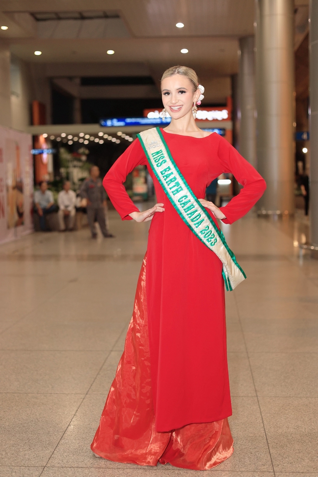 Dàn thí sinh Miss Earth 2023 rực rỡ với áo dài khi đến Việt Nam - Ảnh 2.