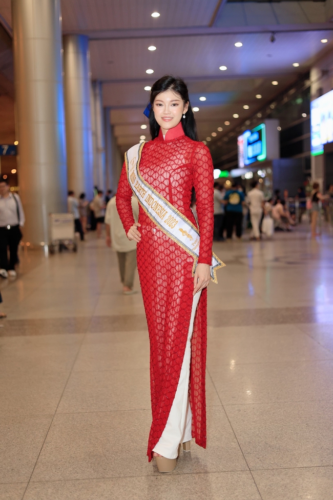 Dàn thí sinh Miss Earth 2023 rực rỡ với áo dài khi đến Việt Nam - Ảnh 6.