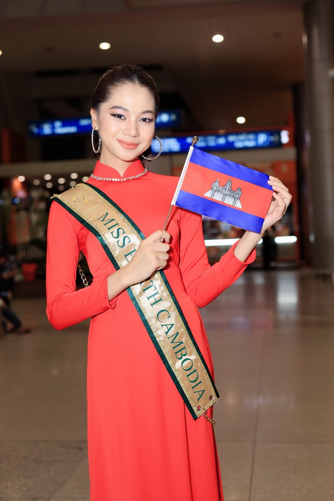 Dàn thí sinh Miss Earth 2023 rực rỡ với áo dài khi đến Việt Nam - Ảnh 5.