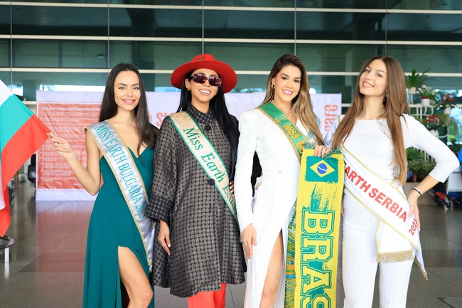 Dàn thí sinh Miss Earth 2023 rực rỡ với áo dài khi đến Việt Nam - Ảnh 3.