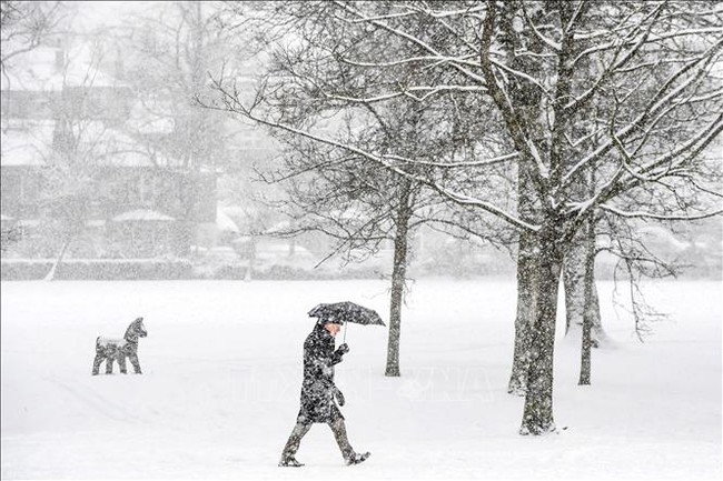 Anh đón tuyết rơi sớm nhất trong vòng 15 năm - Thủ đô của Latvia ghi nhận lớp tuyết dày tới 21cm - Ảnh 1.