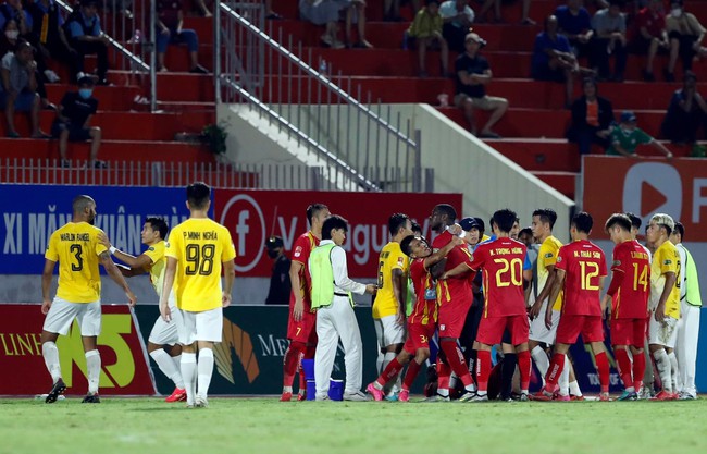 Trưởng BTC V-League 2023/24 Nguyễn Minh Ngọc: “Sự cố sân Quy Nhơn đi ngược lại tinh thần thể thao” - Ảnh 1.
