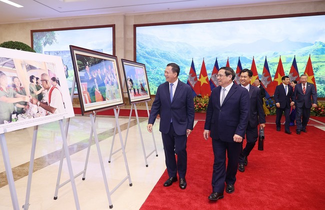 Thủ tướng Phạm Minh Chính và Thủ tướng Campuchia Samdech Hun Manet tham quan trưng bày ảnh của Thông tấn xã Việt Nam - Ảnh 1.