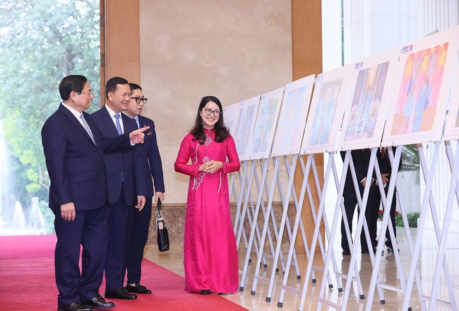 Thủ tướng Phạm Minh Chính và Thủ tướng Campuchia Samdech Hun Manet tham quan trưng bày ảnh của Thông tấn xã Việt Nam - Ảnh 3.