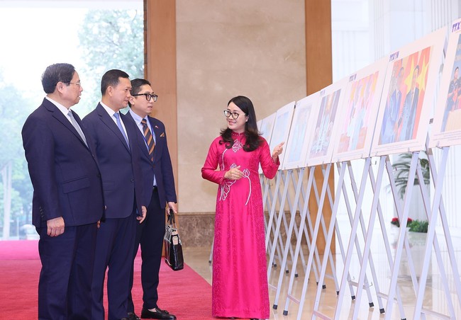 Thủ tướng Phạm Minh Chính và Thủ tướng Campuchia Samdech Hun Manet tham quan trưng bày ảnh của Thông tấn xã Việt Nam - Ảnh 4.
