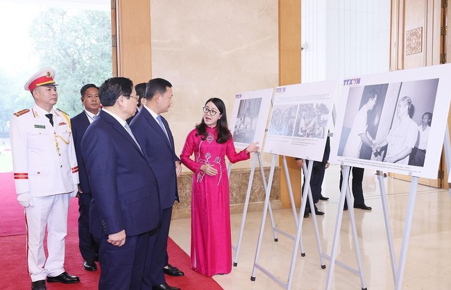 Thủ tướng Phạm Minh Chính và Thủ tướng Campuchia Samdech Hun Manet tham quan trưng bày ảnh của Thông tấn xã Việt Nam - Ảnh 5.