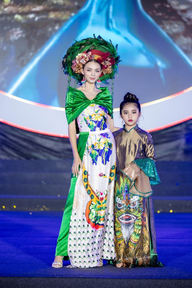 Mãn nhãn BST áo dài vẽ tay Cổ Linh của NTK Châu Loan - Ảnh 4.