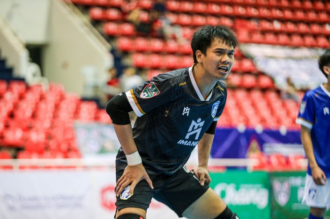 Thủ môn ĐT Việt Nam tỏa sáng khi cứu thua liên tiếp ở giải VĐQG Thái Lan, khiến bình luận viên phải gọi thẳng tên - Ảnh 5.