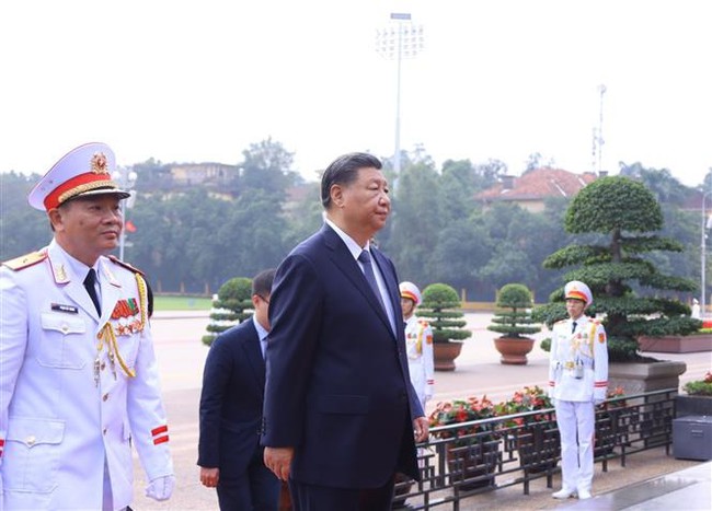 Tổng Bí thư, Chủ tịch nước Trung Quốc Tập Cận Bình vào Lăng viếng Chủ tịch Hồ Chí Minh - Ảnh 1.