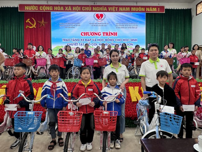 Trao yêu thương tới các em học sinh khuyết tật, mồ côi nghèo tại Lạng Sơn - Ảnh 6.