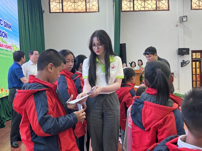 Trao yêu thương tới các em học sinh khuyết tật, mồ côi nghèo tại Lạng Sơn - Ảnh 7.