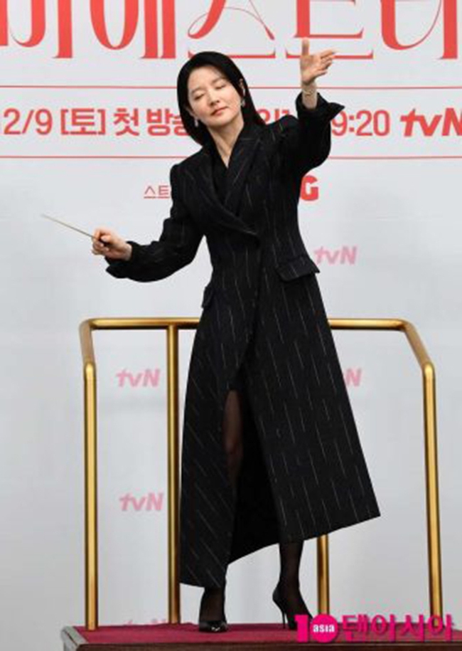'Quốc bảo nhan sắc' Lee Young Ae khổ luyện cả năm cho 'Nhạc trưởng Maestra' - Ảnh 1.