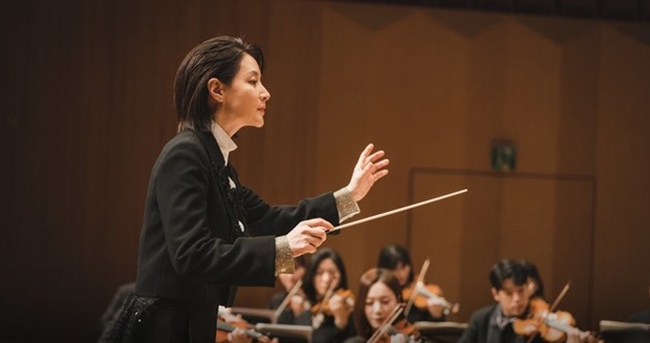'Quốc bảo nhan sắc' Lee Young Ae khổ luyện cả năm cho 'Nhạc trưởng Maestra' - Ảnh 3.
