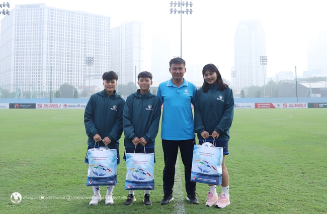 Tin nóng bóng đá Việt 14/12: VFF tặng quà cho các CLB nữ, CLB Bình Định chấn chỉnh nội bộ - Ảnh 2.