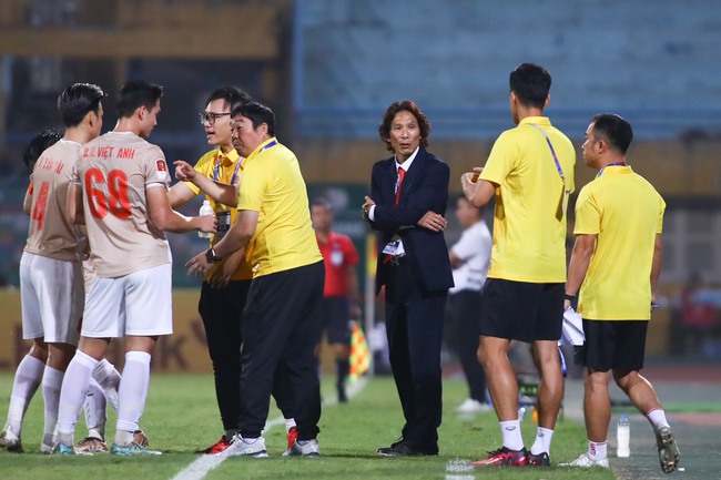 Quang Hải vô lê hụt khó hiểu trong ngày nhà vô địch V-League chơi nhạt nhòa, HLV Troussier thêm nỗi lo trước Asian Cup - Ảnh 2.