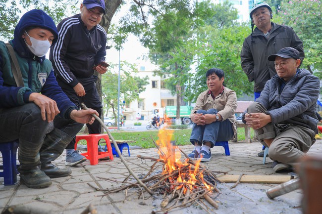 Hình ảnh người dân Hà Nội đón đợt rét đậm nhất từ đầu mùa  - Ảnh 1.