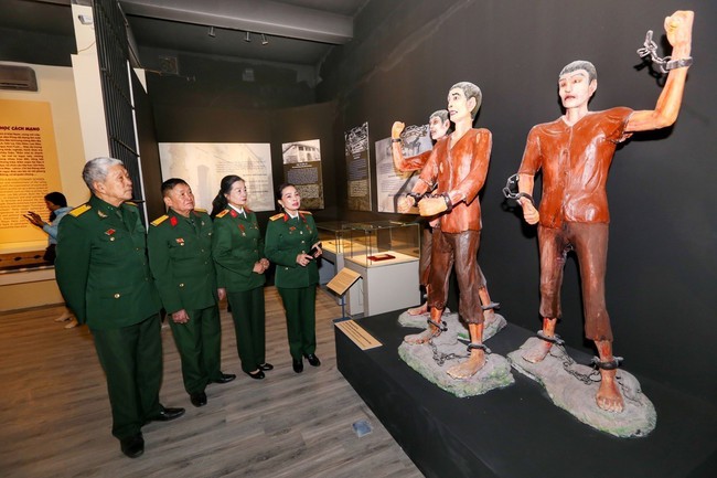 Khai mạc trưng bày về 'Những hạt giống đỏ' đầu tiên của cách mạng Việt Nam - Ảnh 2.