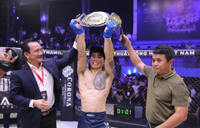 'Võ sĩ xe ôm công nghệ' của Việt Nam giành 2 đai vô địch trong 3 tháng, lập thành tích giống Nguyễn Trần Duy Nhất trên sàn MMA - Ảnh 2.