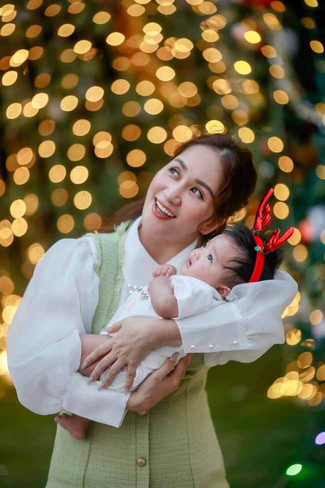 Khánh Khi khoe nhan sắc ngọt ngào trong bộ ảnh Noel bên gia đình - Ảnh 3.