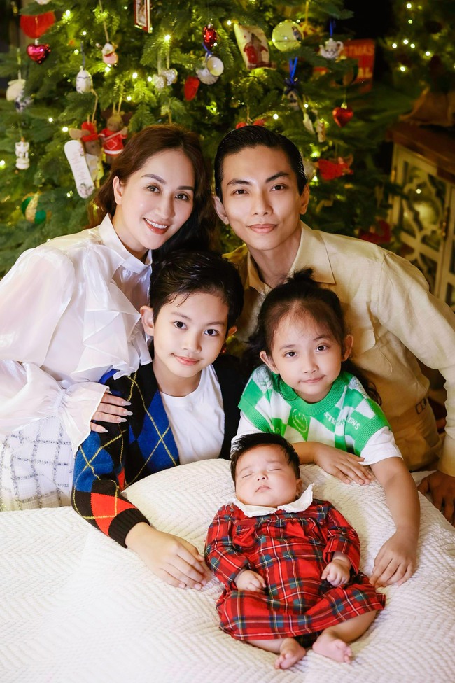 Khánh Khi khoe nhan sắc ngọt ngào trong bộ ảnh Noel bên gia đình - Ảnh 4.