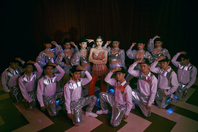Lona khoe vũ đạo 'nóng bỏng' trong MV dance 'Vì yêu anh' - Ảnh 1.