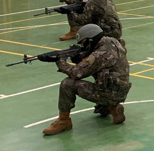 Hình ảnh mới của BTS Jungkook trong quá trình huấn luyện quân sự cơ bản - Ảnh 5.