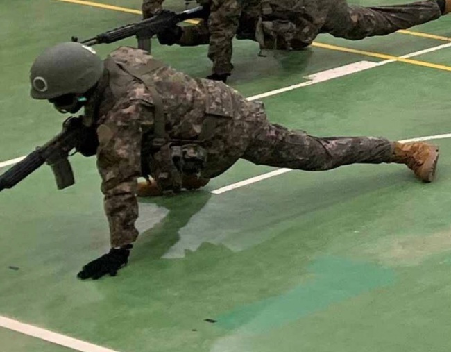 Hình ảnh mới của BTS Jungkook trong quá trình huấn luyện quân sự cơ bản - Ảnh 6.