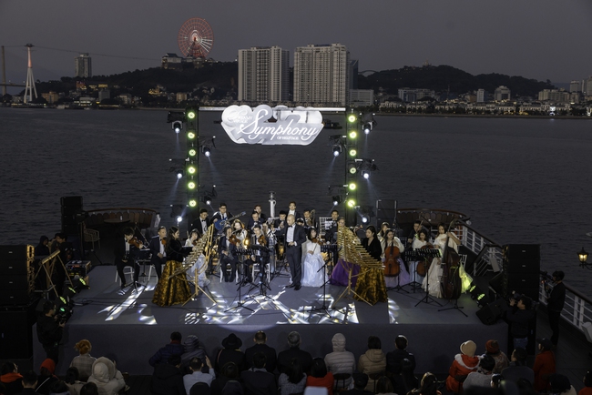 Nhạc trưởng Đồng Quang Vinh thăng hoa cùng dàn nhạc Sức sống mới trên sân khấu du thuyền - Ảnh 1.