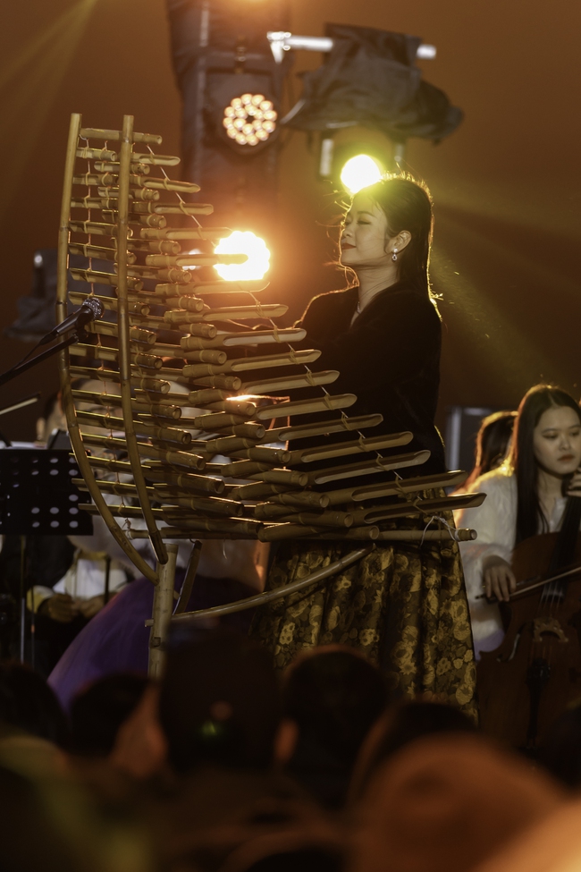 Nhạc trưởng Đồng Quang Vinh thăng hoa cùng dàn nhạc Sức sống mới trên sân khấu du thuyền - Ảnh 5.